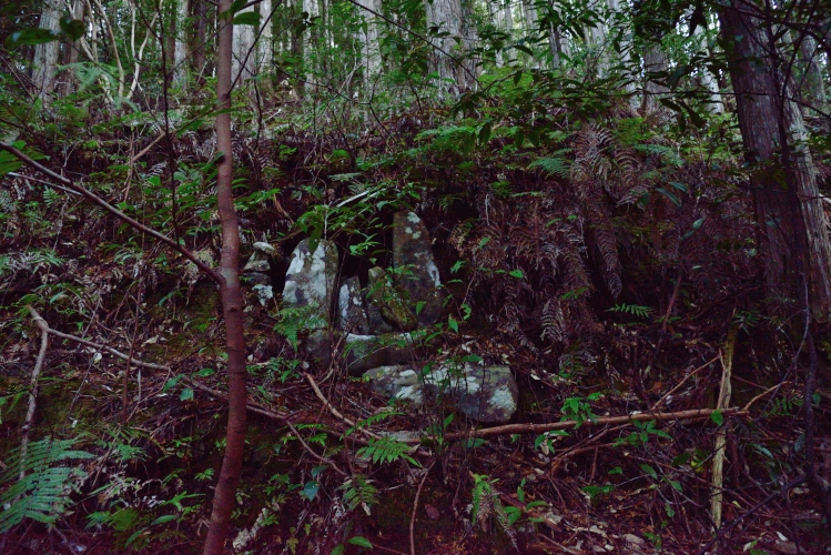 畝畑集落近くの祠