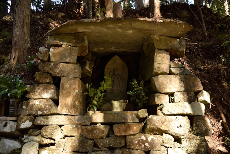 蓑尾谷の馬頭観音